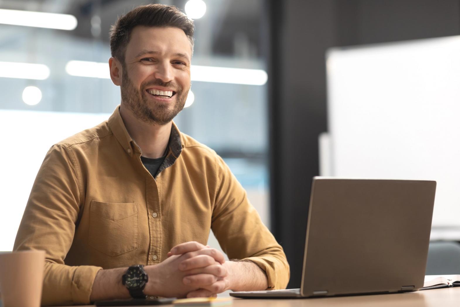 Espacio de trabajo profesional con herramientas de automatización